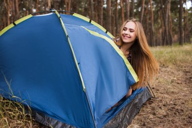 Mutlu kadın gevşeme çadır kavramı.