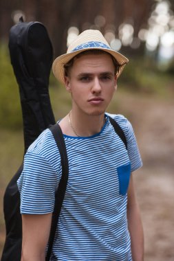 Dalgın gitar adam yaşam doğa bebek arabası kavramı.