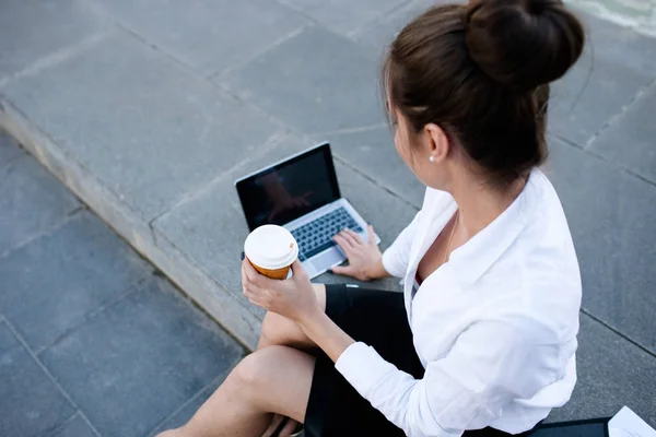 Mujer de negocios estilo de vida portátil trabajo al aire libre — Foto de Stock