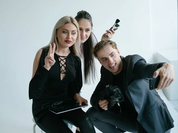 Backstage equipo trabajo grupo selfie estilo de vida concepto — Foto de Stock