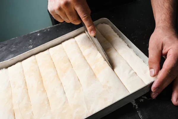 Panadero de pastelería y trabajo con masa — Foto de Stock