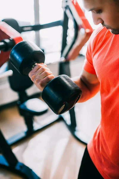 Dumbbells entrenamiento entrenamiento hombre gimnasio concepto . — Foto de Stock