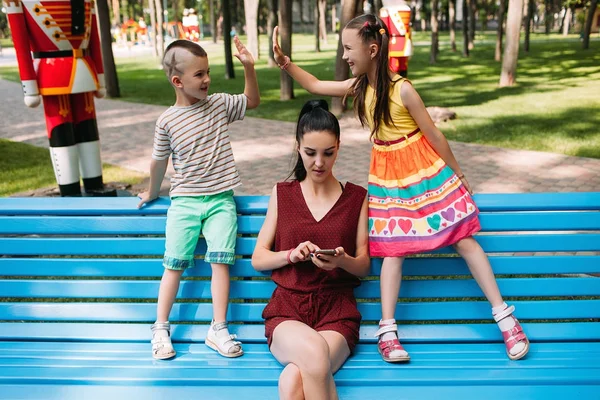 Arrangement des enfants derrière les mères de retour au parc — Photo