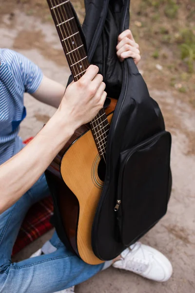 Музичний спосіб життя чоловік грає на гітарі концепція природи . — стокове фото