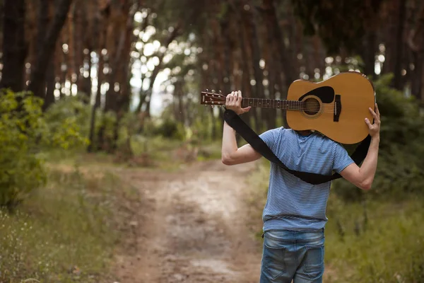Talentoso guitarrista tocando conceito de caminhadas florestais . — Fotografia de Stock