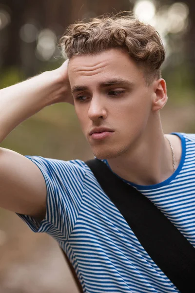 Üzgün yakışıklı uzun yürüyüşe çıkan kimse adam doğa kavramı.