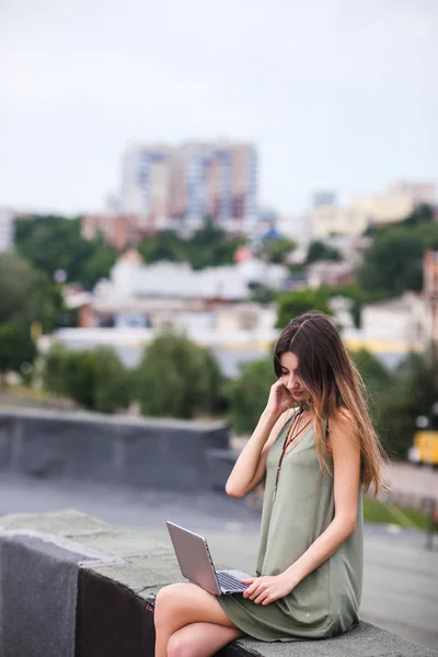 Trabajo ocupado mujer techo concepto urbano . — Foto de Stock