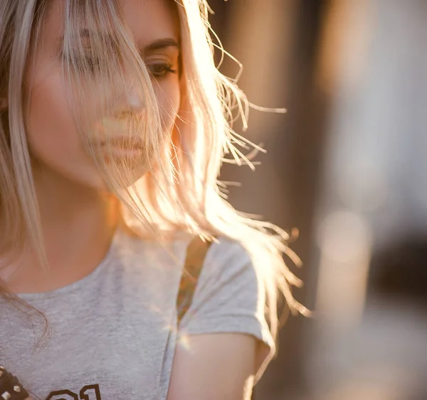 Nadenkend triest mooi blond meisje — Stockfoto