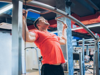 Pull-up zor eğitim spor salonu adam spor kavramı.