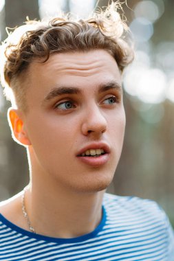 Sürpriz yakışıklı uzun yürüyüşe çıkan kimse gülümseme adam doğa kavramı.