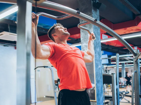 Pull-up zor eğitim spor salonu adam spor kavramı.