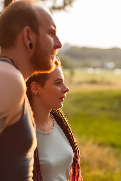 Betrokken paar natuur samen concept. — Stockfoto