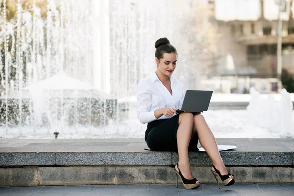 Mujer de negocios estilo de vida portátil trabajo al aire libre — Foto de Stock