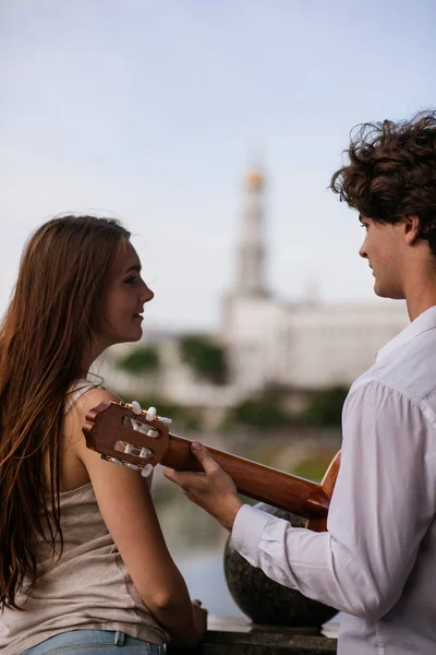 Cidade romântica data casal guitarra conceito de música — Fotografia de Stock