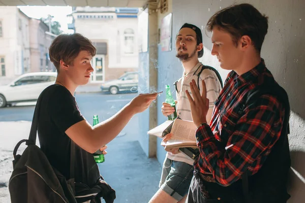 ret yasaktır kentsel gençlik genç kötü etkisi