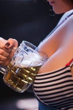 büyük göğüsler kadın bira cam