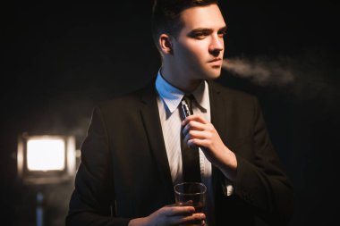 yüksek sınıf adam lüks yaşam tarzı alkol yasaktır