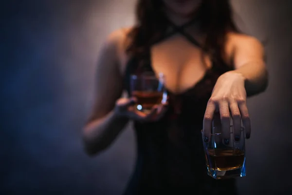 Mauvaise influence femme boissons séduire — Photo