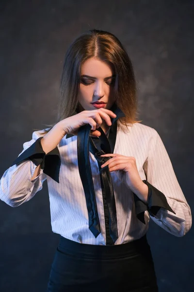 Mujer enseñar a aprender nudo una corbata tutorial útil — Foto de Stock
