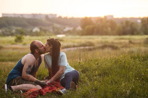 Casal romance natureza piquenique conceito . — Fotografia de Stock