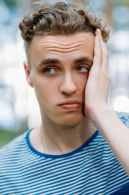 Yorgun yakışıklı uzun yürüyüşe çıkan kimse adam doğa kavramı.