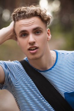 Şaşırmış yakışıklı adam orman kavramı.