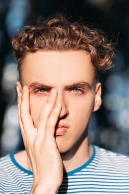 Gizemli yakışıklı uzun yürüyüşe çıkan kimse adam doğa kavramı.