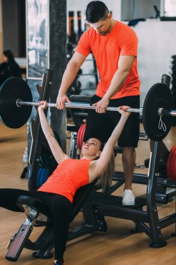 Zor spor salonunda egzersiz vücut geliştirme kadın kavramı.
