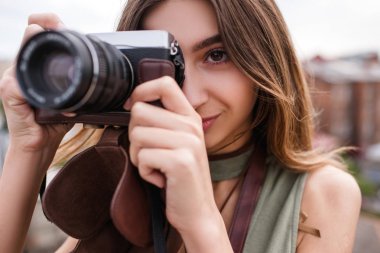 Cityscape kadın photoshoot çatı kavramı