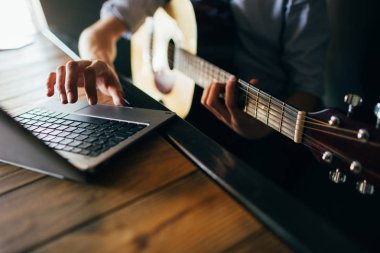 Online müzik kursları oyun gitar öğrenmek