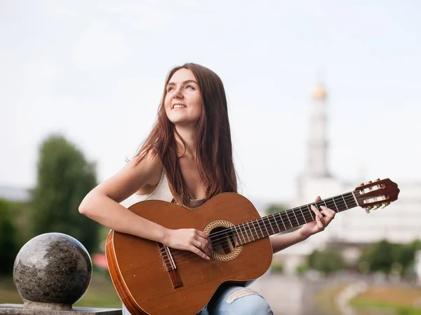 Guitarra romântico mulher conceito músico da cidade — Fotografia de Stock