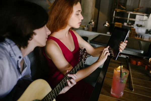 Онлайн курсы музыки учат играть на гитаре — стоковое фото