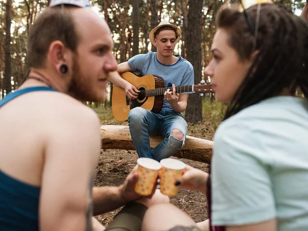 Przyjaciele gitara para piknik party charakter koncepcji. — Zdjęcie stockowe