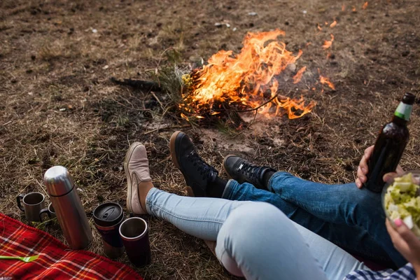 Piknik przyjaciele turystyka ognisko koncepcja. — Zdjęcie stockowe