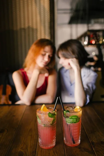 Romántico fecha joven pareja tierna bebidas — Foto de Stock
