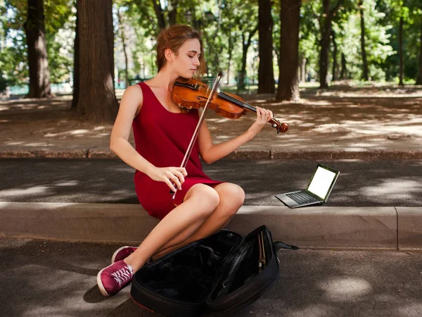 Музыкальное хобби busker — стоковое фото