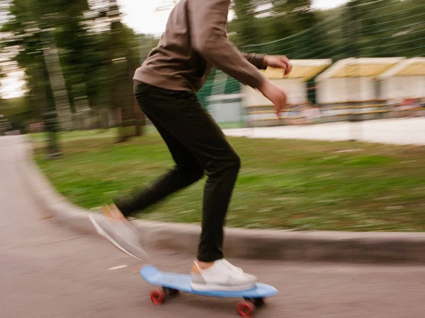 Skater jongen moderne hipster levensstijl vervagen snelheid — Stockfoto