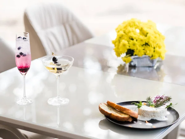 Morgon cocktail aperitif restaurang datum — Stockfoto