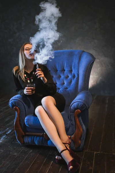 Mujer vapeo humos relajarse disfrute — Foto de Stock