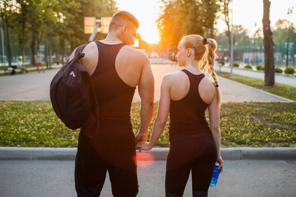 Amor desportista casal apoio formação ao ar livre — Fotografia de Stock