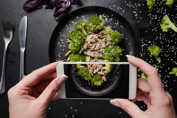 Voedsel blogger maken foto van groenten Salade. — Stockfoto
