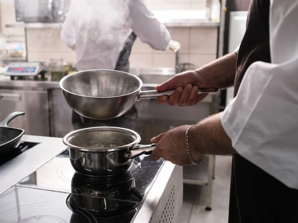 Chef cozinhar restaurante cozinha trabalho profissional — Fotografia de Stock