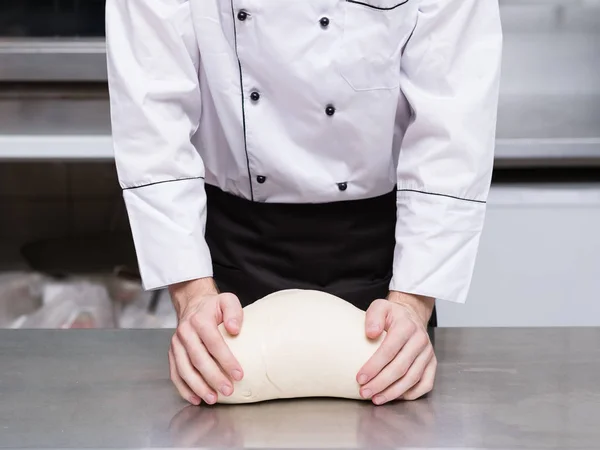 Pan hornear preparación de la masa hábiles manos —  Fotos de Stock