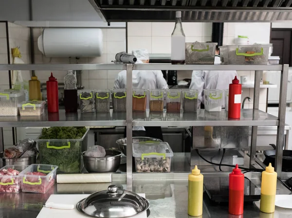 Restaurante cozinha interior espaço de trabalho limpo arrumado — Fotografia de Stock
