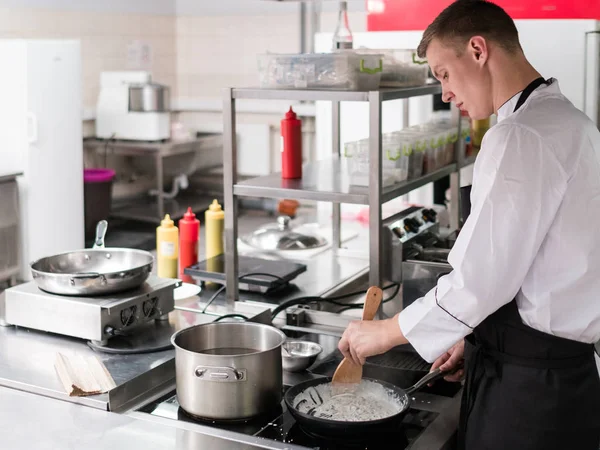 Chef cozinhar restaurante cozinha trabalho profissional — Fotografia de Stock