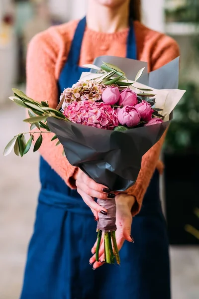 flower bouquet delivery woman holding creative