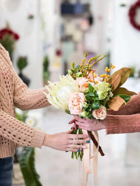 Boutique de fleurs bouquet petites entreprises femmes pouvoir — Photo