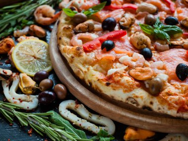 Akdeniz pizza deniz ürünleri zeytin klasik yemek tarifi