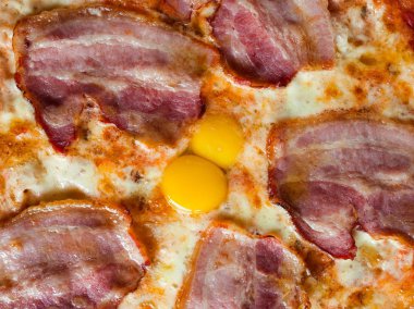 Carbonara pizza arka plan Pastırmalı yumurta sarısı tarifi