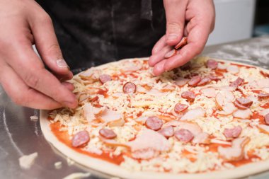 pizza pişirme sosis lezzetli yemek Ekle